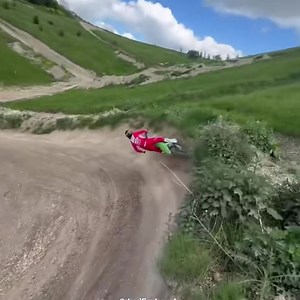 REAL O FAKE???? Guardate bene!😅😅 Al link NUOVO PILOTA Triumph Racing 2025: https://www.mxbars.net/2024/10/17/guillem-farres-joins-monster-energy-triumph-factory-racing/ | MxBars.net