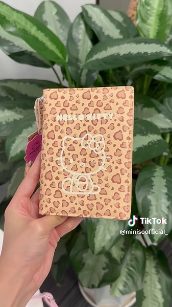 Wild meets cute, styled your way 🐆💖 It’s that balance — bold but easy, playful but still put-together. Your next fave is waiting ↓ 📍 Van Hanh Mall, 3F, Vietnam 🗓️ Grand Opening: April 25 💌 Grab Fans-ONLY gifts — join our group via MINISO OFFICIAL’s IG Highlight for all the deets! 🌈💖 #MINISO #sanrio #hellokitty #leopardprint #bags #plushies #minisofans #newdecademorefun #minisovn #minisofriends #Vietnamevents