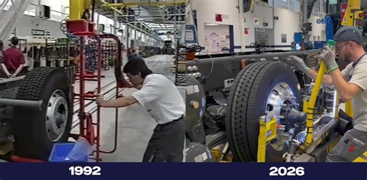 1992 🆚 2026 : quelle époque préférez-vous ? 😉 Notre savoir-faire tient toujours la route : peu importe l'année, la pose des roues est restée fidèle au geste précis de nos collaborateurs. 🛞 Depuis combien de kilomètres vos camions roulent avec notre savoir-faire ? | Scania Production Angers