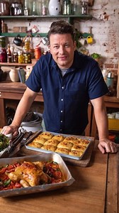 "I ❤️ U HONEY just chilling happy as can 🐝 out side pulling the first of the years honey, calm happy hive..." Jamie Oliver Jamie Oliver | Flow Hive