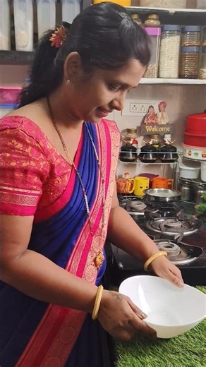 ओव्याच्या पानांची कुरकुरीत भजी | Healthy & Tasty Recipe #shorts #bhaji #pakode #viral