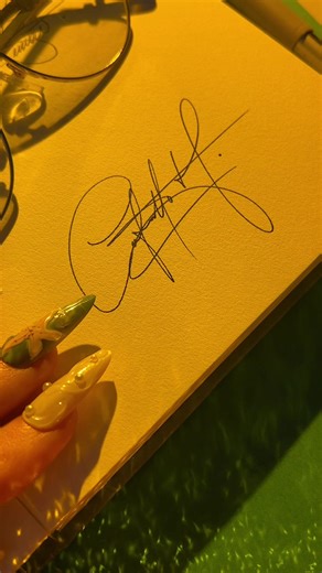 You can sign like this! 🖌️ Click the link in bio to order ✅ #SignatureArtist #signaturesideas