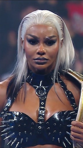 Ahora es Jade quien manda, ¿no? 🔥 👀 Con la entrada de Charlotte Flair y Alexa Bliss nos ha surgido alguna duda 🤔 #SmackDown | WWE España