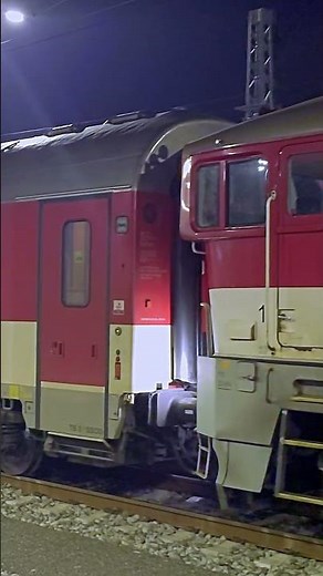 Taucherbrille: Diesellok 757 011-2 ZSSK mit Schlafwagen WLABmee Bereitstellung für EN 442 Slovakia