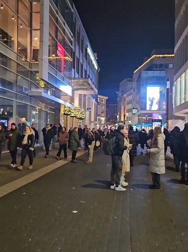 Düsseldorf Schadowstraße TikTok Live Vibes Dance Rihanna S&M #viralvibes ##tiktokviral #tiktoklive ##Düsseldorf #rihanna