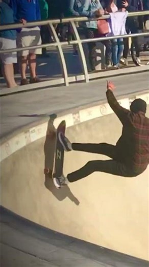 Skating the Venice, California pool at Venice Beach Skatepark #skateboarding #skate #skater #sk8 #DT