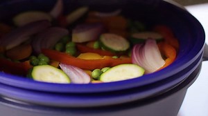 12K views · 116 reactions | Sehr vielseitig und durchdacht: Das ist das Microwunder - unser geniales 3 in 1 Produkt. ✨ #KochenmitTupperware #Microwunder #Mikrowelle #Dampfgaren #Reis #Pasta #gesundkochen #machparty #Tupperparty | Tupperware Österreich | Facebook