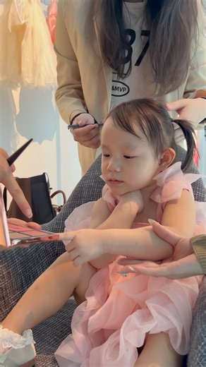 Hannah 林诺依 on Instagram: "第二组写真照的造型来咯～给大家看先😘姐姐帮我makeup美美🥳 #babygirl #2years5months"