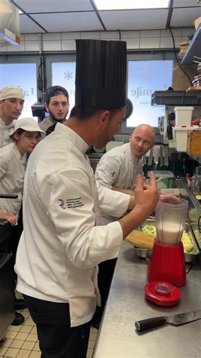 La Marmite on Instagram: "Ici, chacun joue sa partition. Ensemble, ça résonne👨🏻‍🍳🥁 #espritdequipe #backstagecuisine #foodvibes #equipecuisine #teamspirit"