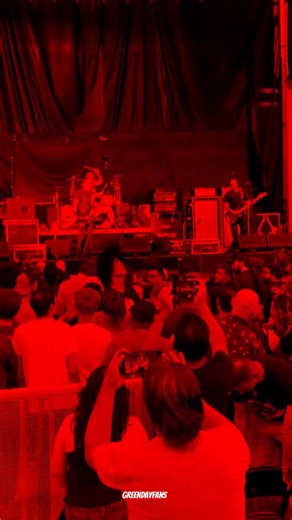 You won’t believe Rancid opening for Green Day,chaos starts early. #greenday ​@rancid