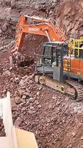 Stepping in for the regular prime mover, this Hitachi ZX530 easily manages to load the 60t capacity CAT 775 from the bench. | RPA Media