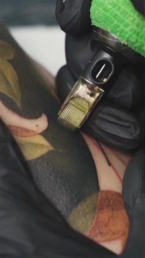 ProArtist Dmitry Naboka (aka nbktattoos) takes us skin deep with this close up video using the Force wireless pen 3.7mm stroke length. The capability of the Force to perform any tattooing technique is fact. Don’t miss your chance to bring your tattooing to the next level. #closeup #tattooing #tattooequipement #stigmarotary #stigmaforce #tattoopen #neotraditionaltattoo #neotrad