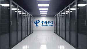 Logotipo de China Telecom en la pared de la sala de servidores. Animación Editorial 3D