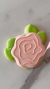 100K views · 682 reactions | All this flower needed was a flood, a few squiggles, and a little imagination. Once the icing crusted, I went back with some slightly thicker icing and added squiggly lines to bring the whole design to life. That’s it. No special tips. No complex planning. 殺 Have you ever tried decorating with just squiggles? #cookietutorial #cookier #cookie #cookiedecorating #bakingtips #floralcookies | The Cookie Box Club | Facebook