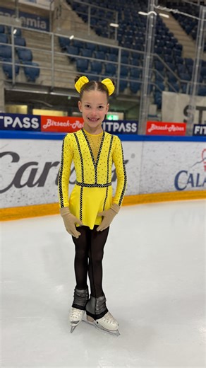 ECB stellt vor: Kaderläuferin Alisa Es war Liebe auf den ersten Blick. Als Alisa im Alter von 4 Jahren und 8 Monaten zum ersten Mal das Eis betrat, war ihr Weg bereits vorgezeichnet. Ihr Ehrgeiz war von Beginn an bemerkenswert – nach jedem Training stellte sie nur eine einzige Frage: „Wann gehen wir wieder aufs Eis?“ Seit Mai 2022 ist Alisa ein fester Bestandteil der ECB-Familie. Sie startete ihre Reise in unserer Gruppe Star Kids und trainiert heute, mit gerade einmal 8 Jahren, mit viel Leidens