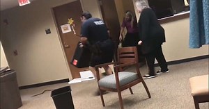 The funny reactions of the policeman, while trying to catch the snake that entered the station (Video)