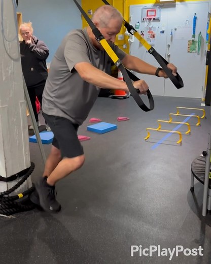 Wednesday warriors!! 🥊💪🏻 #PDFightclub #parkinsons #parkinsonsdisease #parkinsonsexercise #parkinsonswarrior #parkinsonsfighter #functionalmovement #functionaltraining #mobility #mobilityexercise #wefightback #parkinsonsexercise #bigmovements #balance #postureexercises #weighttransfer #spacialawareness #cognitiveskills #motorskills #finemotor #grossmotor #largemotorskills #boxingtrainging #boxingforparkinsons #youngonsetparkinsons #heavybagdrills #boxing #punch4parkinsons #p4p #apdari | P. D.