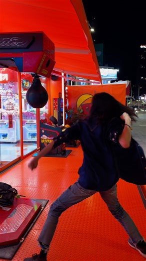 達哥 on Instagram: "達哥在釜山，晚飯後，大方露兩手， 一拳轟爆打拳機，炸出9351 Kg力量！ 金鐘國驚嘆：「想不到達哥鋼條型身材，竟有如斯爆炸力！縱使我有一身肌肉，也打不出如此水平」 #達哥 #tatgor"