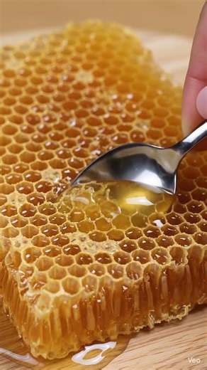 ASMR Honeycomb Satisfying Crunchy Relaxing Sounds
