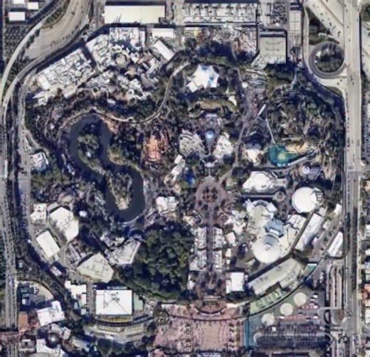 Justin Does Disney on Instagram: "Disneyland has grown and changed a lot over the years Here is a look at 6 different points in time 1955 - Original Design 1970 - New Tomorrowland, New Orleans Square, Small World 1985 - New Fantasyland, Space Mountain 2000 - Mickey’s ToonTown, Removal of Skyway 2015 - Restructure of Autopia, Finding Nemo Submarine 2023 - Galaxy’s Edge, Runaway Railway * * #disney #disneyland #disneyhistory #disneygram #instadisney"