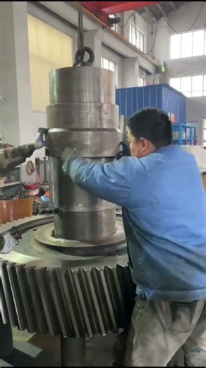Installation of the gear shaft for the vertical mill gearbox. #gearbox #shaft #drive #reducer #gear