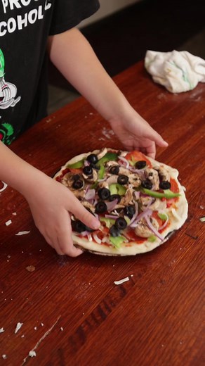 🍕👦 Our little pizza maker, Luke, is on fire while making his version of our mouthwatering Supreme Pizza! ❤️😋 🍕 Pepperoni & Spicy Italian Sausage - A dynamic duo of savory goodness that'll satisfy your cravings! 🌶️🍕 🌿 Green Bell Pepper & Onion - Fresh and crunchy veggies that add a burst of color and taste! 🌿🍕 🍄 Roasted Mushrooms & Black Olives - A medley of earthy and briny flavors that take this pizza to gourmet heights! 🍄🍕 🔥 Indulge in the symphony of tastes with The Mattenga's Su