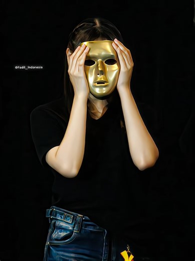 dibalik topeng emas yang ngeri itu , ada seorang yang imut, lucu ,cantik ,beutiful 🤭🤭 pict 1 & 2 : x @fadil_indonesia pict 3 : x @akmalkhai9 #vendlynn #lilyjkt48🌷 #lilyjkt48 #lilynnoshi