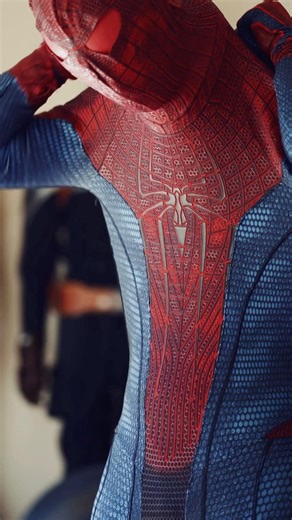 Becoming Spider-Man : The Amazing Spider-Man Replica Costume