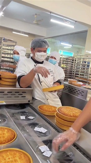 The creation of delicious mooncakes: every bite is a taste of the Mid-Autumn Festival.#India