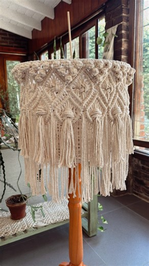 La Quinta en Casa - Cursos Online de Macramé on Instagram: "Nuevo tutorial: Lámpara Coquette 👉🏼Paso a paso completo en el Baúl de Tutoriales (link en mi perfil @laquintaencasa ) - Acceso inmediato a mas de 120 videos. - Acceso para siempre - Asistencia 24/7 - PDF de cálculo de hilos y Guía de hilos y nudos Cómpralo en el link de mi perfil @laquintaencasa 👉🏼Consultame para adquirir este tutorial sólo Nos vemos tejiendo 🤗 #macrame"
