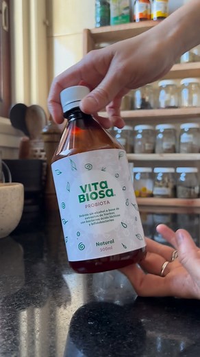 Uno de los preferidos de la tienda: 👉🏻 VITA BIOSA, bebida a base de hierbas y probioticos (lactobacilos y bífidobacterias) 🌿 Super amoroso para mantenimiento de la microbiota saludable. Conseguilo en la tienda herbal 🌿 tucocinatufarmacia.com.ar Súmalo a tu carrito y te lo mandamos 🛒 Envíos en CABA Y AMBA en el día y por Correo a todo el país 🚀 #plantasmedicinales #plantas #hierbas #yuyos #natural #microbiota #medicinaherbal #probiotico #vitabiosa #bebidaprobiotica | Tienda Tu Cocina Tu Far