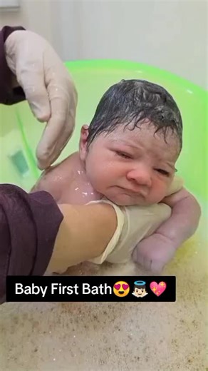 Newborn baby First Bath 👼🏻😍💖 #babyfirstbreath #fyp #cutenewbornbaby #babymama #babyfirstfeed #babylove #newbornbabies #newbornbaby #newborn #cutebabychallenge #nurse #mother #babybirth #firsbath