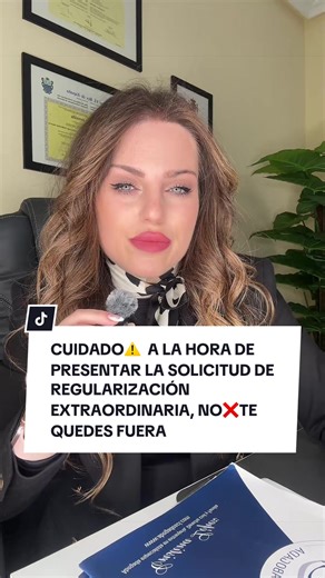 🚨 OJO con esto si vas a hacer la regularización extraordinaria 🚨 Sí, las solicitudes telemáticas tienen preferencia… PERO 👇 ❌ NO vale que un amigo o familiar con certificado digital te lo presente “sin más” Esto es lo que nadie te cuenta:👉 Necesitas un PODER NOTARIAL👉 Y eso = más dinero 💸 Mientras tanto…✔️ Los abogados YA estamos autorizados para presentar directamente en la plataforma Así que haz números:Lo que te gastas en el poder notarial 👉 casi mejor invertirlo en un abogado que te d