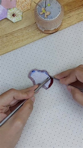 aom_dusa on Instagram: "ดอกไม้จากผ้าสู่กระเป๋าทำมือ 🥰♥️😍 #fblifestyle #appliqué #quilting #Embroidery #patchwork #apliquick #Handmadebag #handsewing"