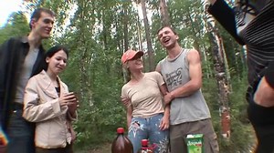 Elles prennent 4 mecs en plein camping en forêt