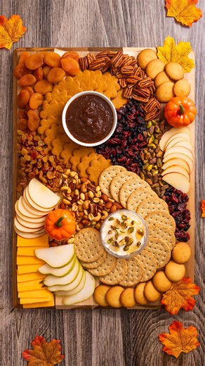 Add this charcuterie board with Sun-Maid Golden Raisins, Dried Mixed Berries and Apricots to your hosting playsheet. 🏈 Talk about a game day W. | Sun-Maid