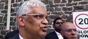 7.1K views · 234 reactions | Huit Footages à la police Rama Valayden a finalement pu remettre la clé USB contenant des vidéos de manoeuvres suspectes de l'ADSU lors d'une arrestation pour délit de drogue allégué. Les images, enregistrées par des caméras de sécurité, épaississent les soupçons de "planting" par des policiers au domicile d'un suspect. Des copies des vidéos seront officiellement envoyées au bureau du Premier ministre demain. | Le Mauricien | Facebook