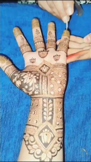 Traditional but Trendy."😍#mehndi #mehndidesign #creativehenna #mehndilove♥️😊