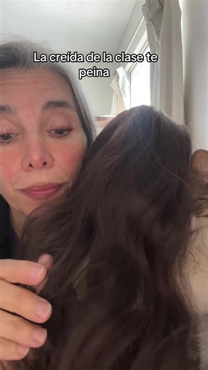 La creída de la clase te peina en ASMR