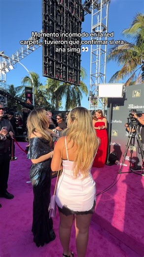 Ana Simg en la Alfombra Roja: Momento Incómodo