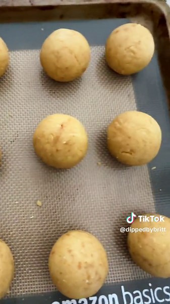 Lets make some graduation cake pops! #grad #graduation #cakepops #dippedchocolate #2023 #2023grad