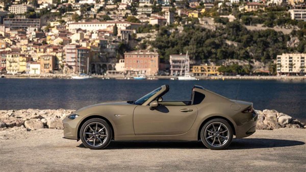 How the Luxurious BMW Z4 Differs From the Iconic Mazda Miata