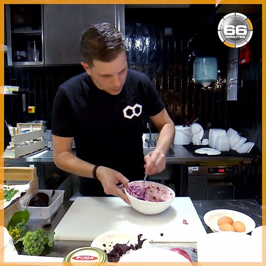 Florian, l'un des 12 chefs du Food Traboule de Lyon, fait tout pour élaborer de nouvelles recettes. Son objectif ? Réinventer sa cuisine et la rendre accessible à tous. "Au royaume de la bonne bouffe", un sujet #66minutes à retrouver sur 6play ➡ http://bit.ly/2U2Qtuj | 66 Minutes