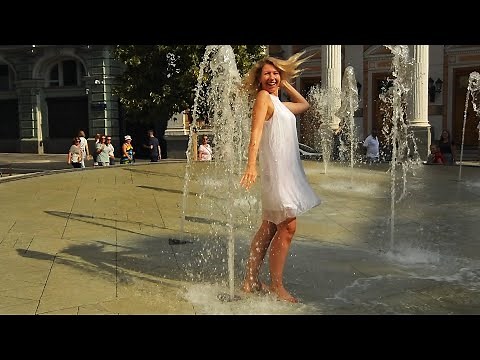 Moscow,the Ruble fountain,a girl and a funny wet dress!/Москва,фонтан Рубль,девушка и мокрое платье!