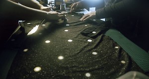 Wie oft werden Frauen begrapscht? Dieses smarte Kleid weiß es