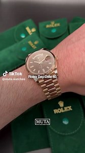Ebo’nun bileğinde gördüğün saat sıradan bir Rolex değil… Bu, Day-Date 40 Rose Gold. Tamamen 18 ayar Everose altından yapıldı, 40 mm kasasıyla güçlü bir duruş sergiliyor. Dünyada ilk kez günü ve tarihi tam yazıyla gösteren saat olduğu için 'Başkanların Saati' olarak biliniyor. Yanındaki President bilezik ise sadece bu modele özel. Fiyat? 52.000 dolardan başlıyor. Bu saat sadece zamanı değil, statüyü de gösteriyor. Daha fazla saatler ile ilgili içerik için bizi takip etmeyi unutma #ebo #rap #rolex