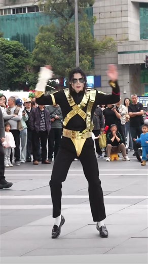 Classic Michael Dance Revived on the Square, 02 A Super Dancer!