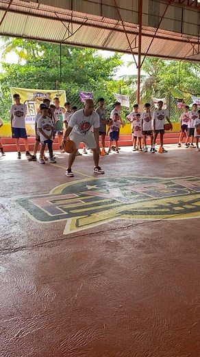 1.1K views · 255 reactions | Basic one hand, two hand cross drills #reels #reelsvideo #videoreels #fbreels #fbreelsvideo #virals #SPUNKYBasketball | Jason Velez | Facebook