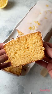 Saftig, frisch und einfach unwiderstehlich - mein Zitronenkuchen wie bei Starbucks! 🍋✨! Jeder Bissen schmeckt nach guter Laune und mit meinem Thermomix® habe ich ihn auch noch super schnell gemacht. 🤩 Wenn du Zitrone liebst, darfst du dir dieses Rezept nicht entgehen lassen! ⬇️ ✅ Du liebst Kuchen? Im ZauberTopf Club kannst du dir individuelle Kochbücher anlegen und so hast du all deine Lieblingsrezepte sofort parat! ✨ Für den Teig 215 g Zucker 250 g Mehl 3 Eier 1 Pck. Backpulver 200 g Sauerrah