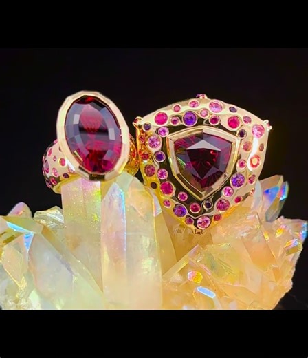 Robin Callahan on Instagram: "This started with a client wanting a larger oval Garnet for award winning Scarlet Ring. Then she decided on another gem. It happens. I decided to proceed with the bigger and wider Scarlet and I love it! The stunning Umbalite 16.05 cts 18.01 x 12.14 x 10.22mm. The gem cut by award winning Lapidary Artist David @timberwolf_artisans_guild. Then I decided to use this insane 12.5 ct new Tanga Garnet for the pendant. Holy wow! Also cut by @timberwolf_artisans_guild! 14 k 